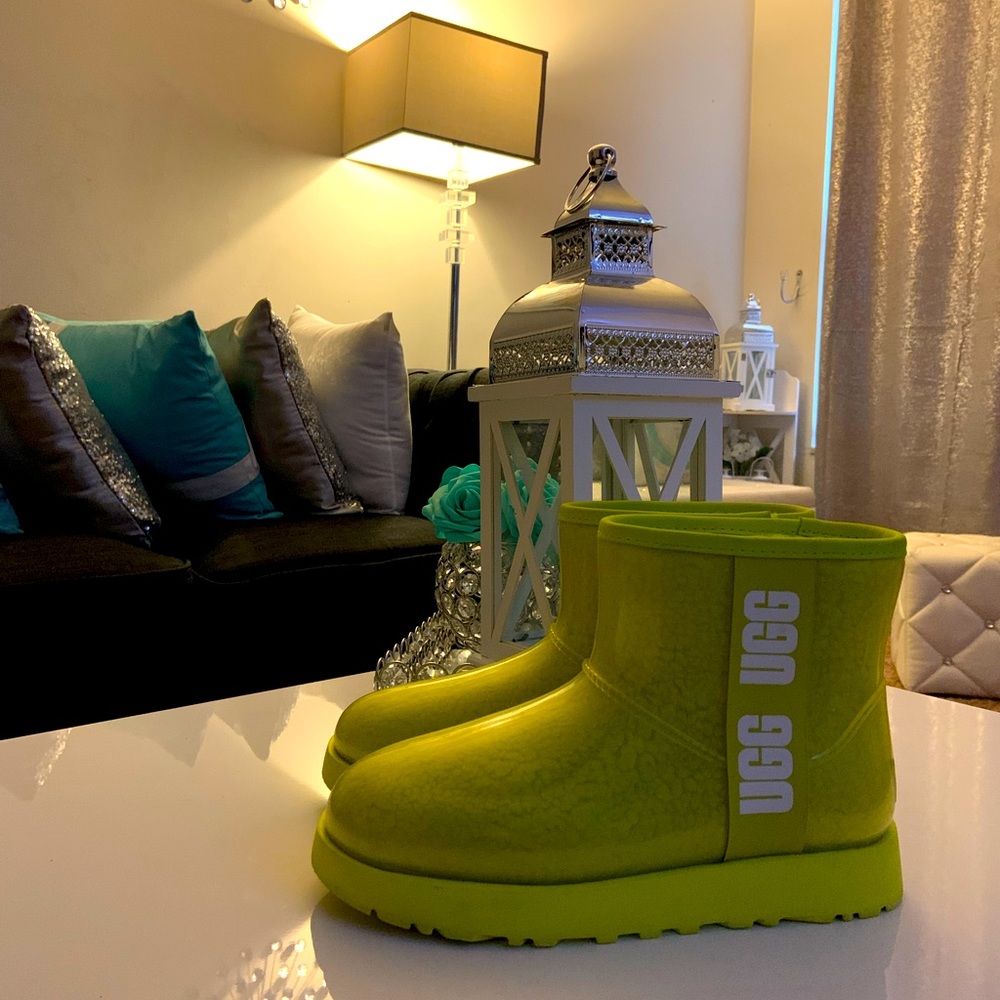 Girls Ugg Boots size 6 big kids